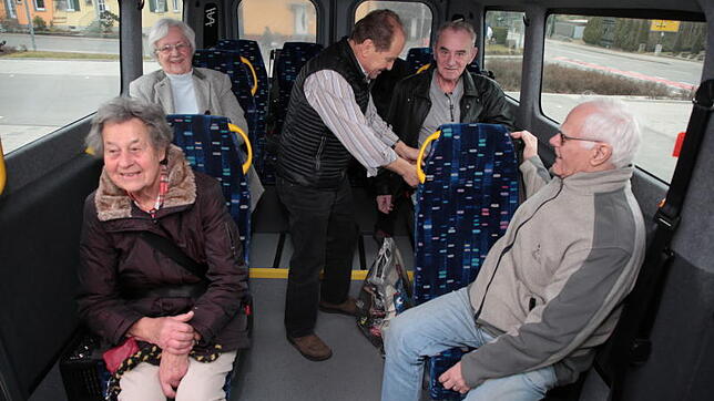 Sie steigen gern ein und nehmen Platz (von links): Ursula Reiter und Wilma Heggemann vom Bürgerbus-Verein, Fahrer Hans-Peter Guldin, ...
