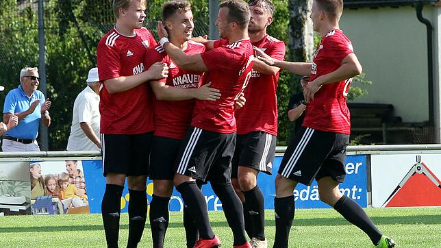 So wie hier beim SBFV-Pokal gegen den FC SIngen wollen die Überlinger um Daniel Sandhas (2. von links) auch am Wochenende jubeln.