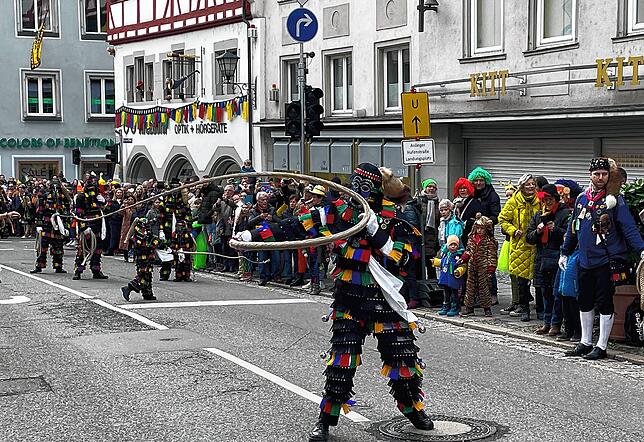 Bild 1: Tolle Stimmung beim Sonntagsumzug der Überlinger Narrenzunft &ndash; Teil 1