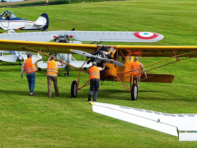 Für ihren beeindruckenden Formationsflug am Samstag werden die historischen Motorflugzeuge der Antique-Aeroflyers in Position gebracht.