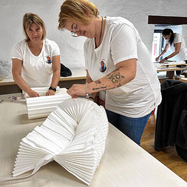 Jennifer Jäkle (vorn), Angela Droxner und Anita Kopietz (hinten) von der Kragen-Manufaktur Droxner haben viel Spaß bei dem Aktionstag.