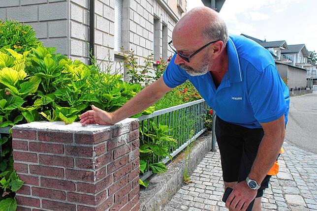 Auch an dieser betonierten Einfriedung sind immer wieder Schäden zu reparieren, die durch Schwerlastverkehr verursacht werden, zeigt ...