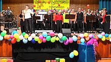 Der Chor Just Singing aus Tennenbronn, unter der Leitung von Dirigentin Anja Fridau und begleitet von Gitarrist Reinhard Günter, feiert ...