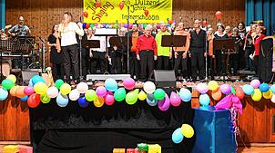 Der Chor Just Singing aus Tennenbronn, unter der Leitung von Dirigentin Anja Fridau und begleitet von Gitarrist Reinhard Günter, feiert ...