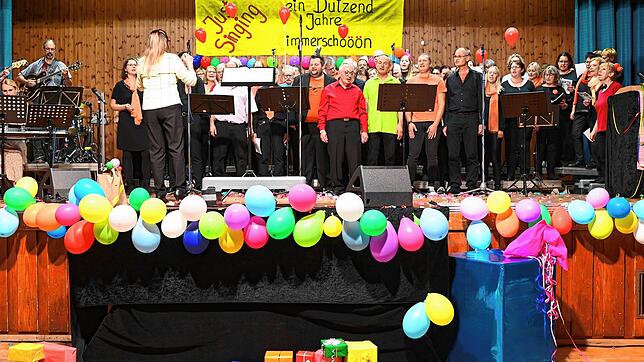 Der Chor Just Singing aus Tennenbronn, unter der Leitung von Dirigentin Anja Fridau und begleitet von Gitarrist Reinhard Günter, feiert ...