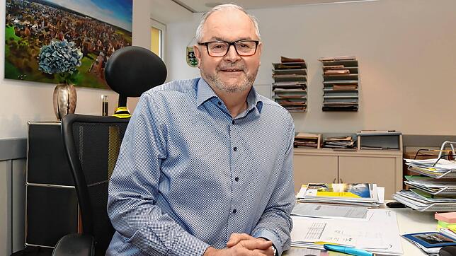 Mönchweilers Bürgermeister Rudolf Fluck stellt sich im Interview Fragen zur kommunalpolitischen Situation der Gemeinde Mönchweiler. ...