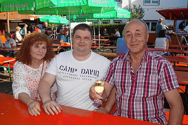 Angelika Stader, Tobias Helfmann und Thomas Stader haben sich am Freitagabend schon früh einen Schattenplatz gesichert.
