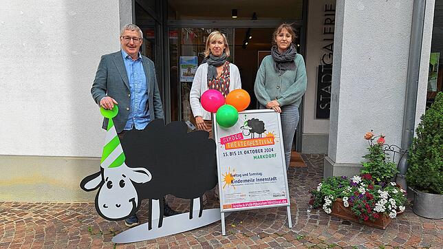 Claudius Beck (von links), der mit seiner Agentur das Festival veranstaltet, Saskia Friedrich-Rother vom Stadtmarketing und Ramona Köppl ...
