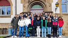 Die Schüler und Schülerinnen der 8b des Schulverbund Nellenburg besuchten im Rahmen des Gemeinschaftskundeunterrichts zwei ...