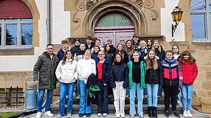 Die Schüler und Schülerinnen der 8b des Schulverbund Nellenburg besuchten im Rahmen des Gemeinschaftskundeunterrichts zwei ...