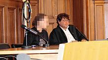 Der 19-jährige Angeklagte vor dem Rottweil Landgericht mit seinem Verteidiger bei der Urteilsverkündung.