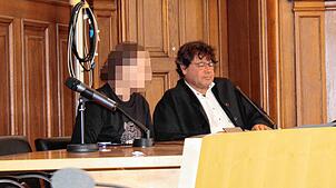 Der 19-jährige Angeklagte vor dem Rottweil Landgericht mit seinem Verteidiger bei der Urteilsverkündung.