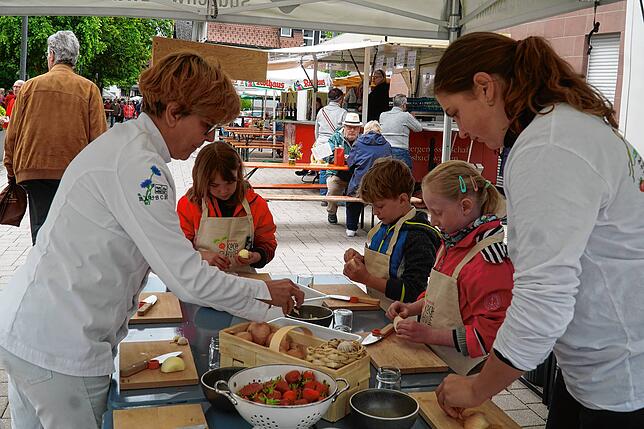 Ronja Fritz und Tatjana Behrendt wissen, wie natürliche Gerichte gehen und bringen es Kindern bei