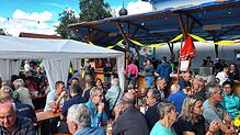 Bei angenehmem Spätsommerwetter herrscht am Dorfjubiläum reges Festtreiben vor dem Feuerwehrhaus in Achdorf. Die Sitzplätze sind den ...