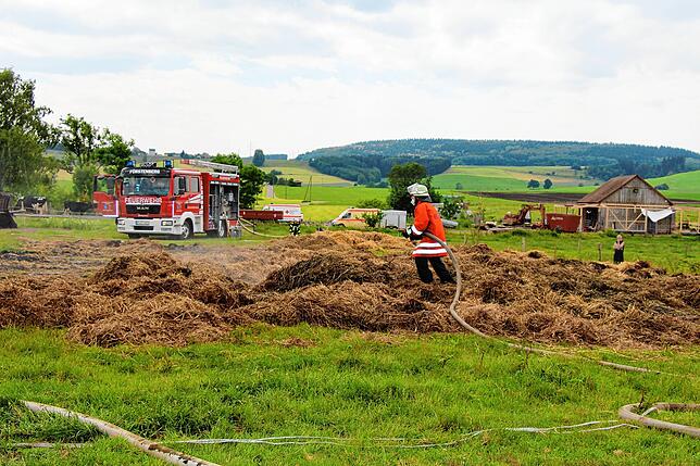 Bild 9: Großeinsatz für die Feuerwehren in Sumpfohren: Ein Gebäude des Hofs Bogenschütz brennt