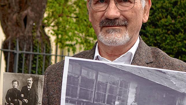 Autor Hans Mehlin mit historischen Fotos aus dem Familienalbum seiner Hotzenwälder Urgroßmutter Anna.