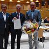 Johannes Moser (Mitte) wird für 40 Jahre im öffentlichen Dienst und 25 Jahre als Bürgermeister geehrt. Thomas Conrady (links) und ...