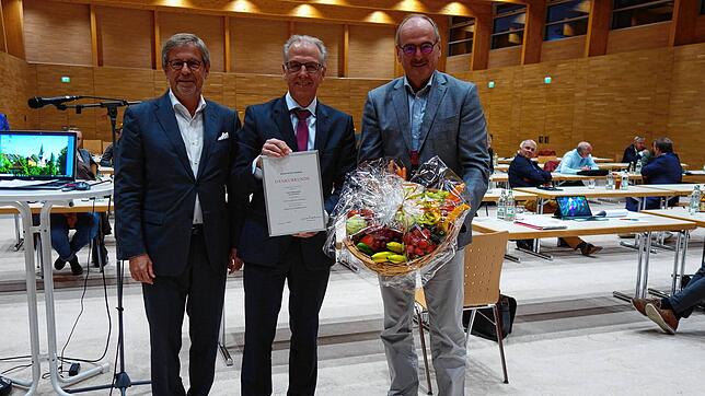 Johannes Moser (Mitte) wird für 40 Jahre im öffentlichen Dienst und 25 Jahre als Bürgermeister geehrt. Thomas Conrady (links) und ...