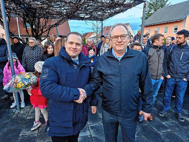 Fairer Abschluss: Der Wahlsieger Jürgen Wiener reicht dem unterlegenen Gegenkandidaten Peter Schanz (rechts) die Hand.