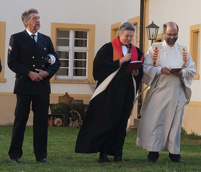Bild 13: Der Theaterverein Zeitschleuse stellt bei der Schiffstaufe am Kloster in Riedern am Wald einen Teil seiner Kulisse für die nächste Saison vor