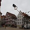 Wegen des anhaltend stürmischen Wetters wurde der Narrenbaum um die Mittagszeit gefällt. Es war eine absolute Präzisionsleistung: Der ...