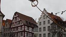 Wegen des anhaltend stürmischen Wetters wurde der Narrenbaum um die Mittagszeit gefällt. Es war eine absolute Präzisionsleistung: Der ...