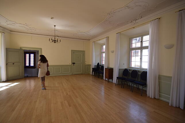 Roswitha Merazzi läuft hier im Kurt-Hahn-Saal auf den Durchgang zur Empore der benachtbarten Schlosskapelle zu. Die Empore ist nur von ...