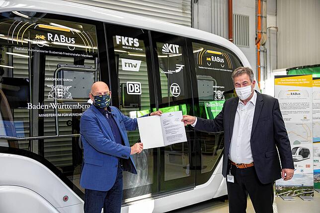 Übergabe des sieben-Millionen-Euro-Schecks des Landes Baden-Württemberg zum Start des Projekts „RABus“ vor einem der ...