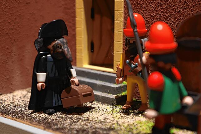 Bild 5: John Lennon auf der Insel Mainau? Und Soldaten bei SM-Spielchen? Über diese Details der Playmobil-Ausstellung im Archäologischen Landesmuseum können Eltern lachen