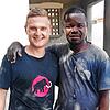 Das Team vom Bau: Benni Wetzel und Mapuli begleiteten den Bau der Kantine für die Kindertagesstätte vom Ausgraben der Fundamente bis zur ...