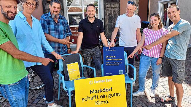 Sie wollen ihre Anliegen in Berlin gehört sehen: Die Gruppe Klimaplan Markdorf übergibt an den CDU-Bundestagsabgeordneten Volker ...