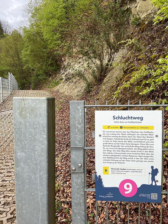 Ein neues Infoschild am Eingang zum Gießbachtobel.