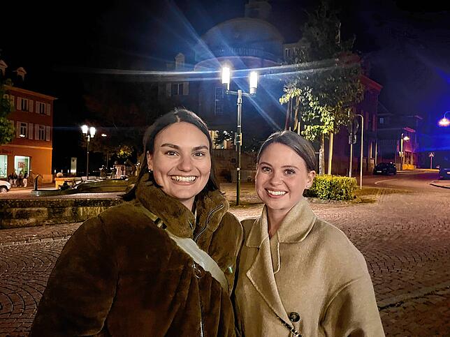 Vanessa Frau und Chantal Bos lassen sich die Musiknacht nicht entgehen.