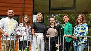 Sie stehen für den Sprachclub bereit (von links): Stanislav Desiatov, Asya Kyrychenko, Tina Tücking, Yuniia Sokolova, Iryna Soloviova ...