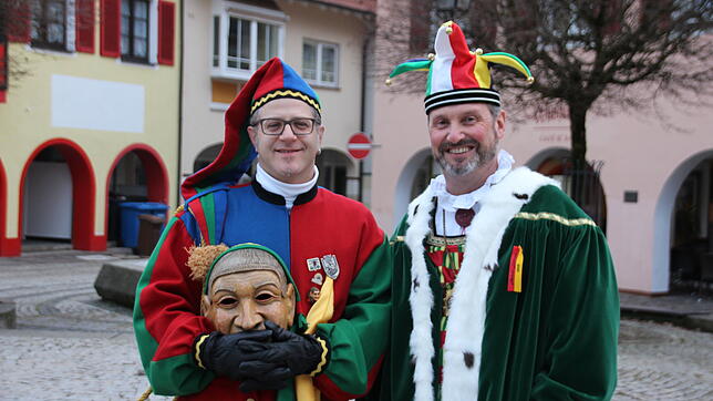 Vize-Moschter Michael Hahn (links) und Laufnarrenmoschter Frank Walter am Gustav Hammer Platz, wo auch der Hemedglonker aus Stroh ...