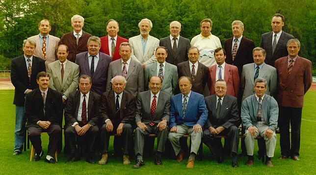 Die SCP-Vorstandsriege der 1970er Jahre: (hinten, von links) Heinz Kummer, Rudi Mürmann, Theo Hayer, Karl Speck, Werner Blessing, Albert ...