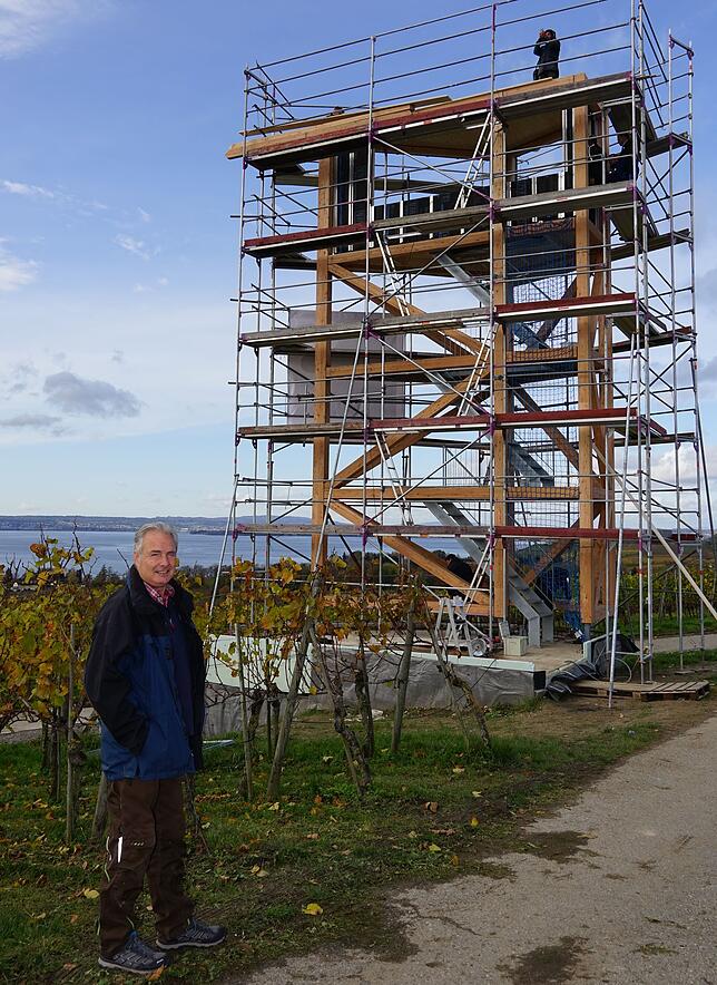 Winzervorstand Karl Megerle sieht mit Freude die Fortschritte beim Bau des neuen Traubenwachturms an der Wilhelmshöhe, der mit gut 12 ...