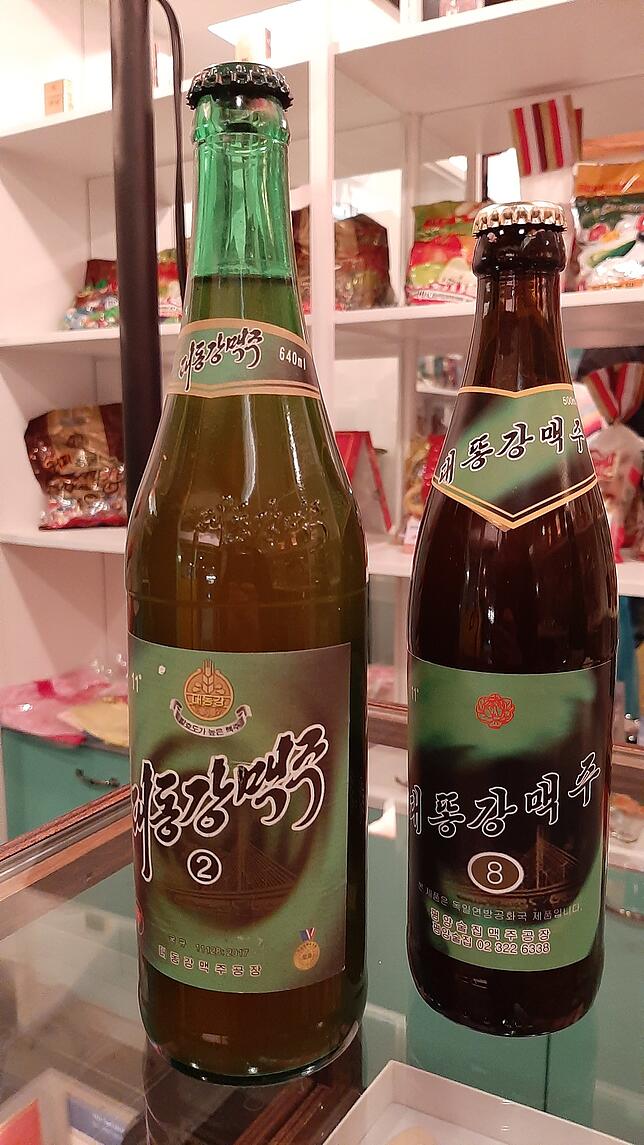 In einem Ausstellungsraum des „Pyeongyang Pub“ sind auch Original-Produkte aus Nordkorea zu sehen. Darunter auch das Bier ...