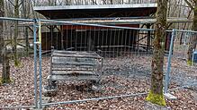 Mit den Arbeiten zur Umgestaltung der Grillhütte zur Waldhütte wurde bereits begonnen. So wurde der Grill aus dem Boden gelöst.