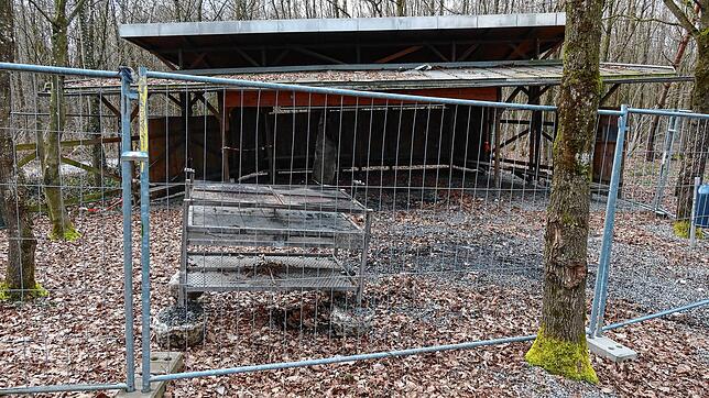 Mit den Arbeiten zur Umgestaltung der Grillhütte zur Waldhütte wurde bereits begonnen. So wurde der Grill aus dem Boden gelöst.