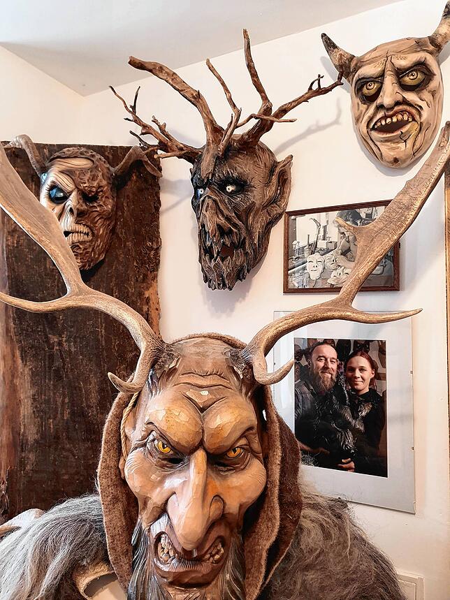 Bild 4: Schwarzwälder Masken in internationalem Netflix-Film: Ein Besuch in der Werkstatt von Holzbildhauer Simon Stiegeler (mit Videos)