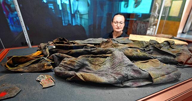 Der Mantel von Jakob Knöpfle in einer Vitrine im Karlsruher Generallandesarchiv. Dort ist er seit Mai zu sehen.