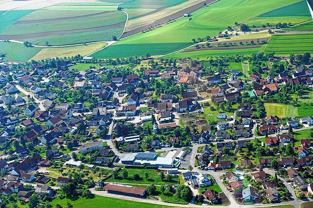 Ewattingen mit Lagerhaus, Hallenbad mit Wutachhalle und Nahwärme.