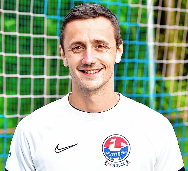 Jan Weber (Kassierer): „Wenn die Jüngsten des FC Huttingen bei ihren Turnieren aufs Feld laufen, haben sie den Hutti als Maskottchen ...