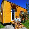 Hier läuft es schon: Christian Geßler und Nathalie Sauter bieten auf ihrem Biolandhof in Stehlinsweiler Urlaub im Tiny House an. Bild: ...