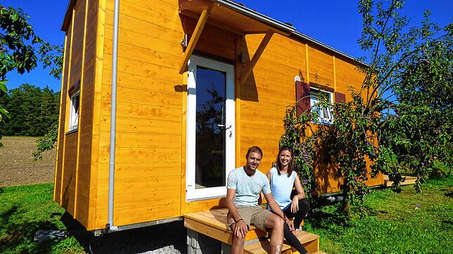 Hier läuft es schon: Christian Geßler und Nathalie Sauter bieten auf ihrem Biolandhof in Stehlinsweiler Urlaub im Tiny House an. Bild: ...