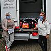 Ehrenamtlicher Einsatz: die Tafelmitarbeiterinnen Elke Henrich und Silvia Kiefer bei einer Auslieferungstour