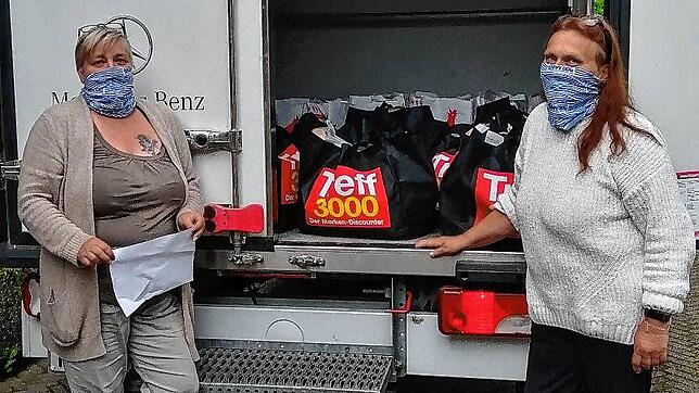 Ehrenamtlicher Einsatz: die Tafelmitarbeiterinnen Elke Henrich und Silvia Kiefer bei einer Auslieferungstour