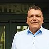 Andreas Schmid vor dem Öhninger Rathaus. Dort will er Chef bleiben &ndash; noch weitere acht Jahre.