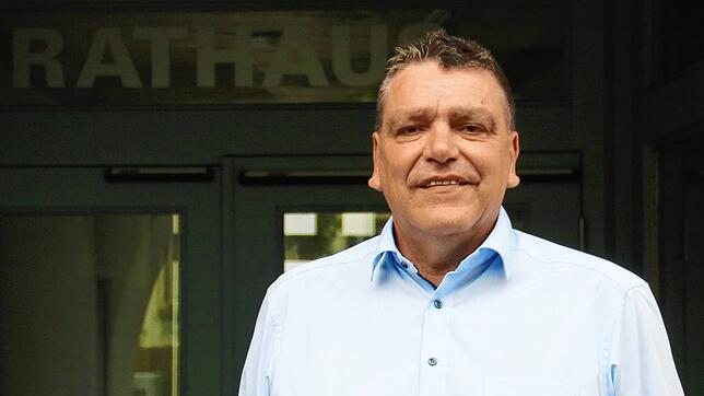 Andreas Schmid vor dem Öhninger Rathaus. Dort will er Chef bleiben &ndash; noch weitere acht Jahre.